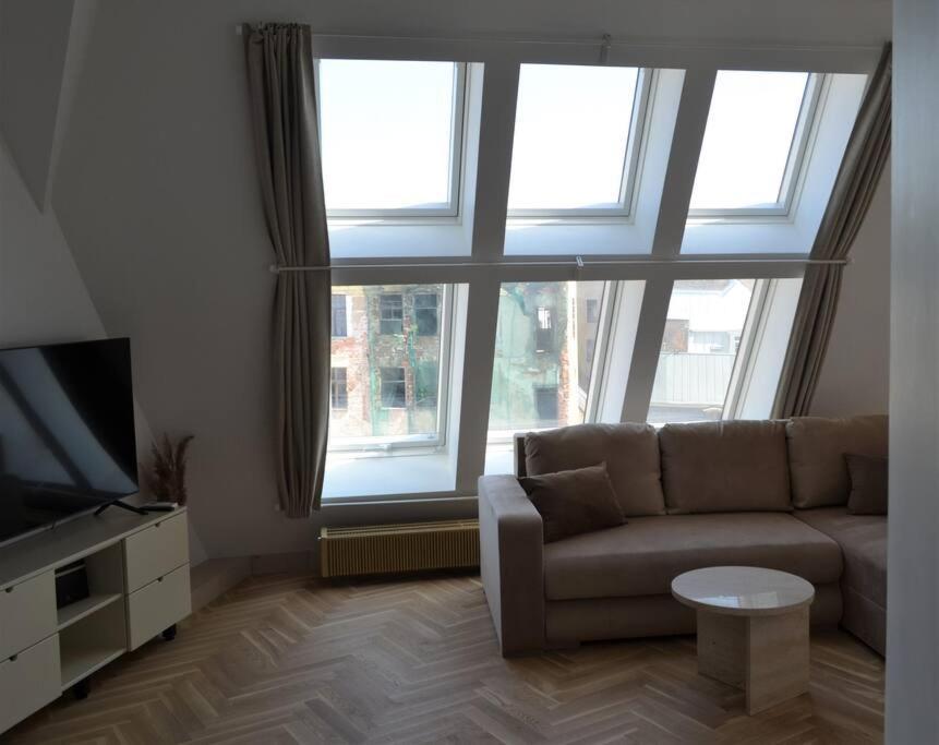 Luxury Apartment With A Balcony And View In Riga Old Town Ngoại thất bức ảnh