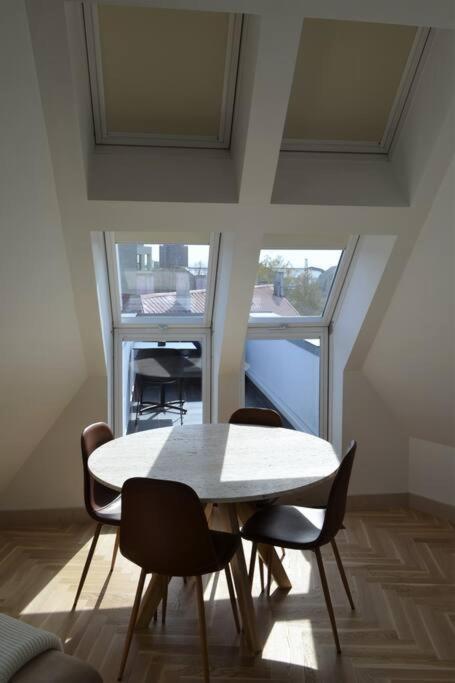 Luxury Apartment With A Balcony And View In Riga Old Town Ngoại thất bức ảnh